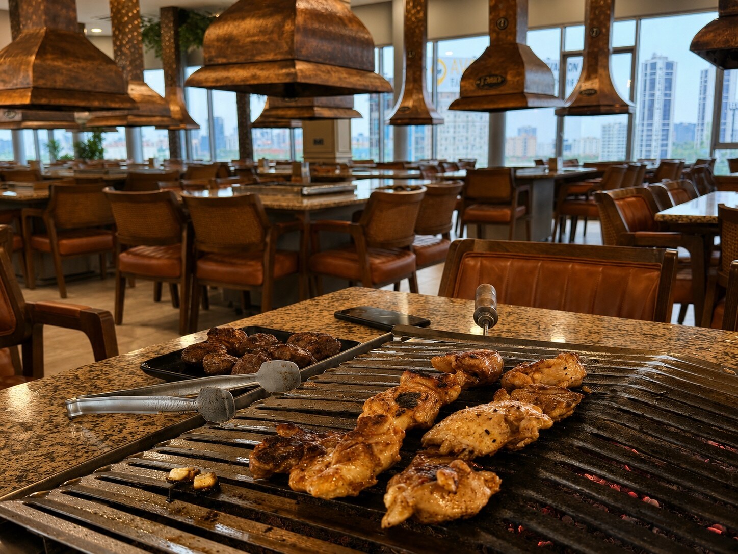 Fama Mangal masasında pişen etler
